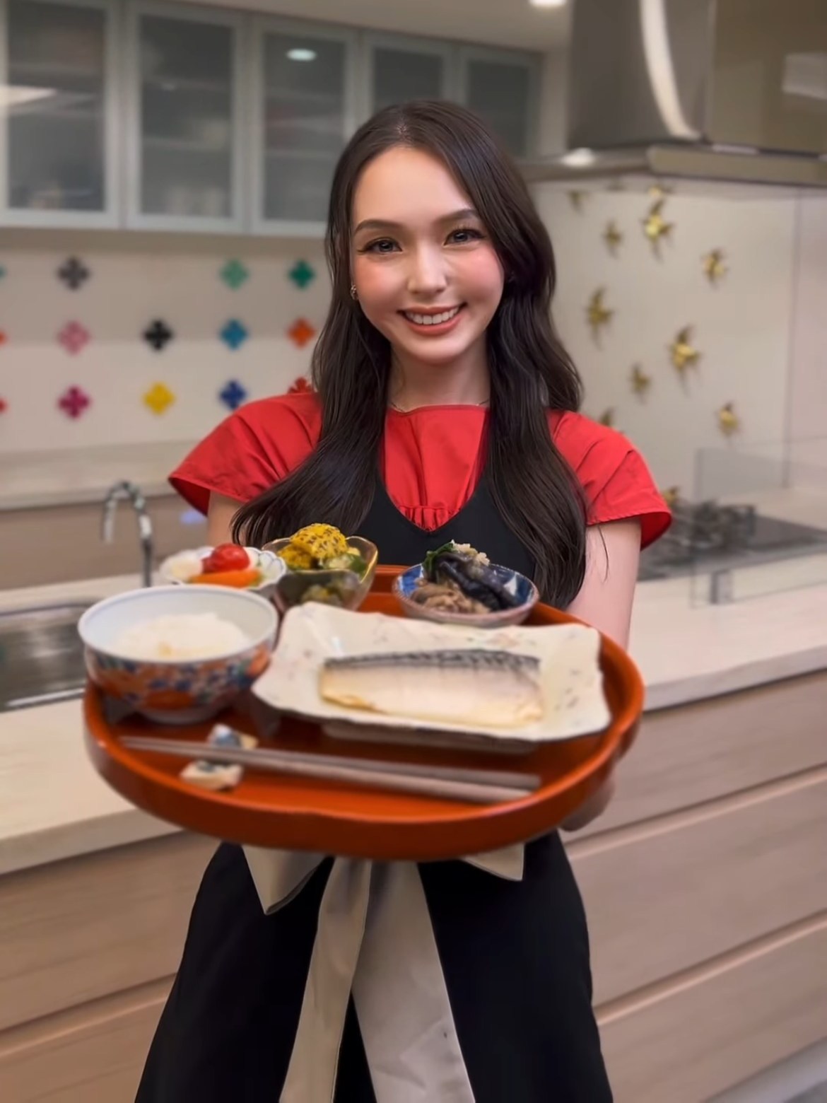 Lena 怜奈 — キッチンで和定食を持つ笑顔